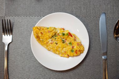 kahvaltı omlet, masada omlet