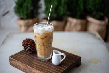 Kahve dükkanında beyaz kahve fincanı kapatın