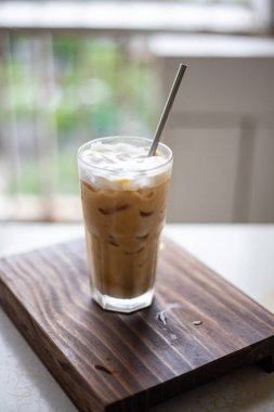 Kahve dükkanında beyaz kahve fincanı kapatın