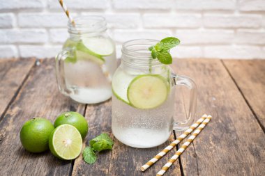 Eski ahşap arka planda taze limonlu ev yapımı limonata.