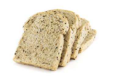 Dilimlenmiş kepekli ekmek beyaz arkaplanda izole edilmiş.