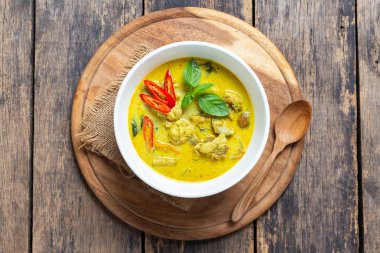 Top View Thai yemeği, yeşil körili tavuk.