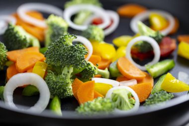 Tavada Kızarmış sebze pişirme