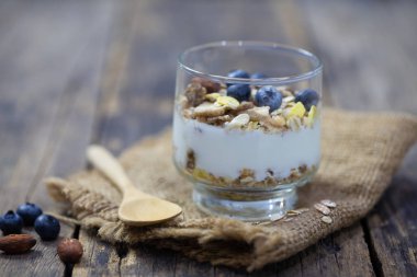 bir bardak yoğurt ve taze yaban mersini ile ev yapımı Granola 