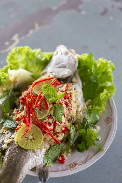 Pescado base de mar al vapor con limón y verduras, comida tailandesa — Foto de Stock