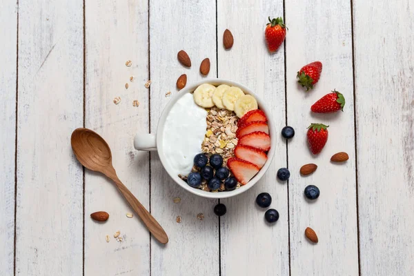 Hausgemachtes Müsli, Joghurt und frische Blaubeeren mit Erdbeere — Stockfoto