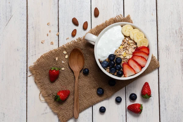 Hausgemachtes Müsli, Joghurt und frische Blaubeeren mit Erdbeere — Stockfoto