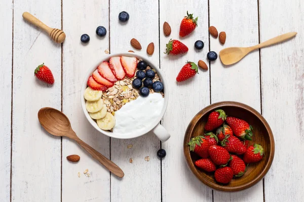 Caseiro Granola, iogurte e mirtilo fresco com morango — Fotografia de Stock