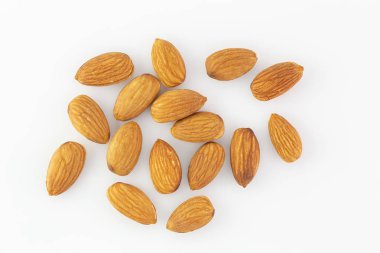 Beyaz arkaplanda izole edilmiş bademler