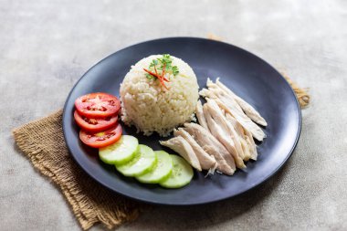 Salatalıklı tavuk pilavı, 