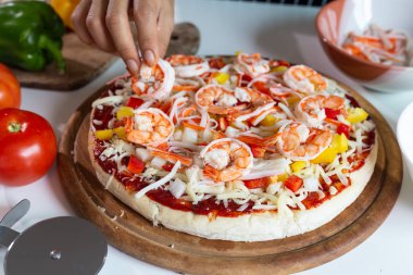 bir tabl karides ile deniz ürünleri pizza