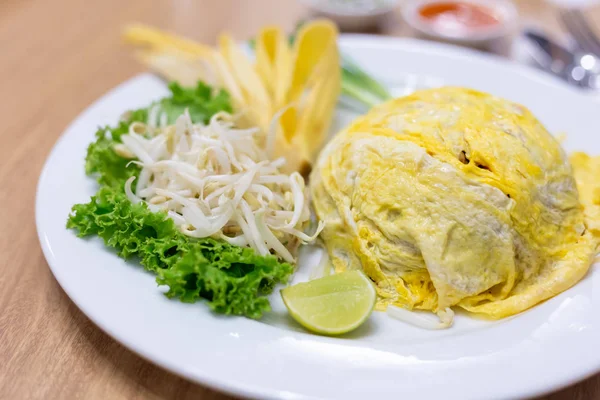 Comida tailandesa Fideos fritos huevos con camarones y verduras en un woo — Foto de Stock