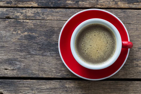 Rode koffie kopje en koffieboon op houten achtergrond — Stockfoto