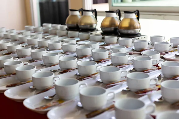 Groep van lege keramische witte kop en schotel serveren thee of koffie — Stockfoto