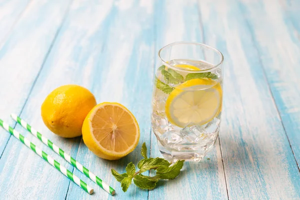 Tahta zemin üzerinde limonlu taze limonata.