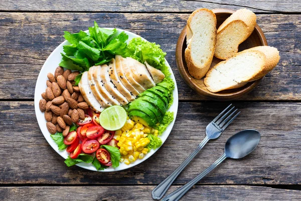 sağlıklı gıda, beyaz tavuk ve badem ile Sebze salatası