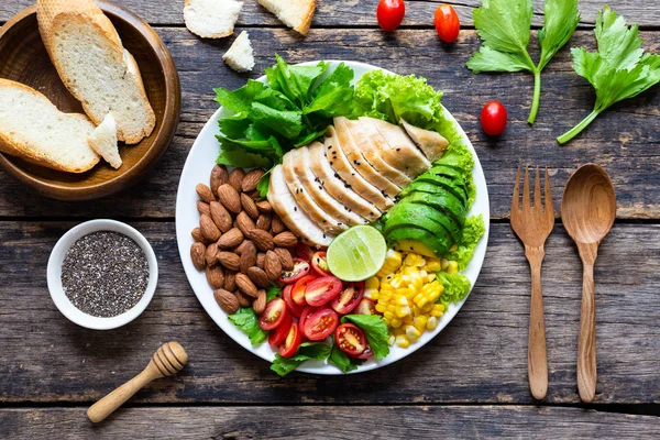 sağlıklı gıda, beyaz tavuk ve badem ile Sebze salatası