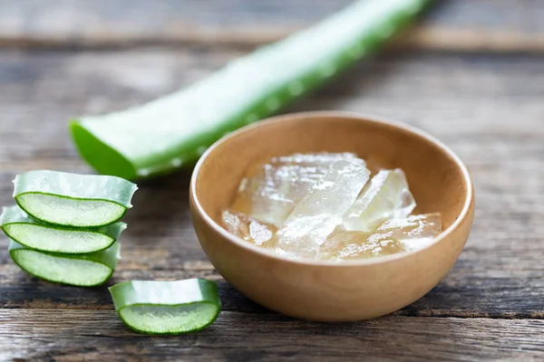 Taze Aloe Vera Eski ahşap arka planda