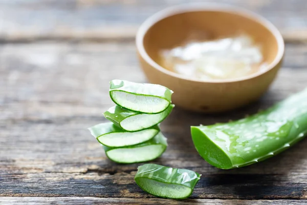 Taze Aloe Vera Eski ahşap arka planda