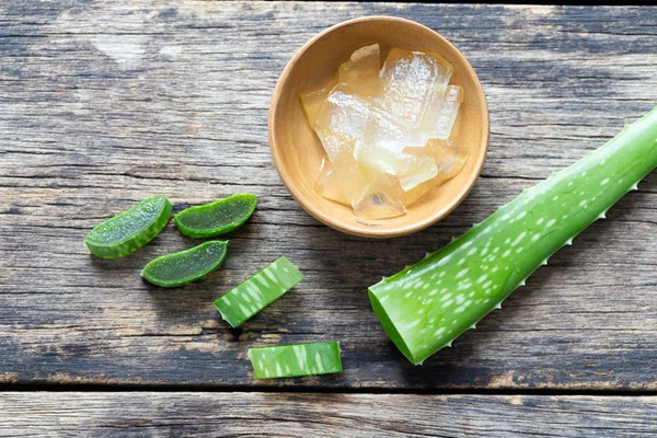 Taze Aloe Vera Eski ahşap arka planda