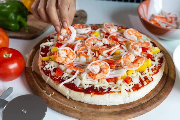 bir tabl karides ile deniz ürünleri pizza