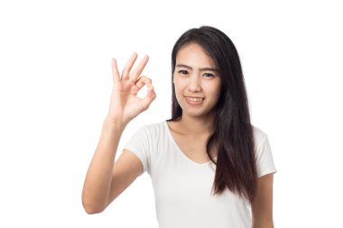 beyaz arka plan üzerinde izole ok işareti gösteren portre mutlu genç kadın