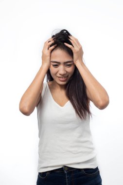 Beyaz arka planda baş ağrısı çeken genç bir kadın.