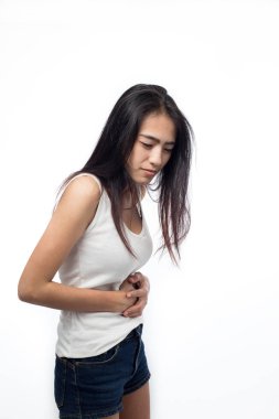 ağrılı mide ağrısı olan genç kadın