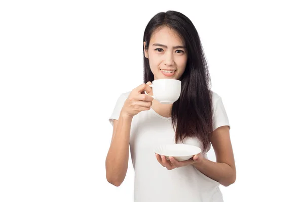 纵向年轻妇女拿着白色咖啡杯查出在白色背景 — 图库照片
