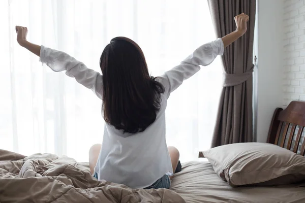 Asiatische Junge Frau Stretching Auf Bett Nach Dem Aufwachen — Stockfoto