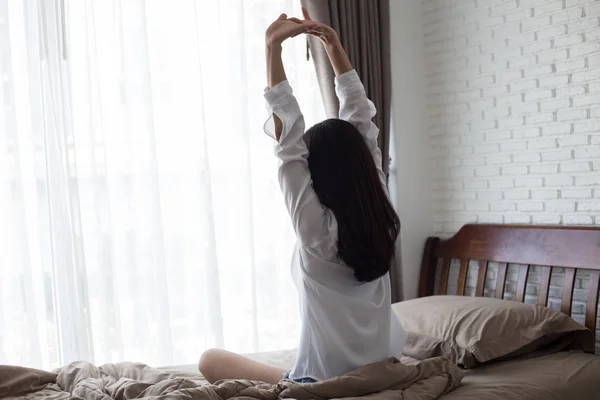 Asiático Joven Mujer Estiramiento Cama Después Despertar — Foto de Stock
