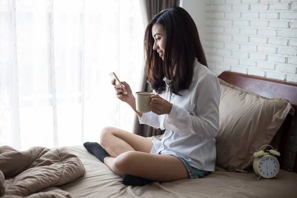 Asiatin Sendet Smartphone Nachricht Frau Hält Tasse Kaffee Der Hand — Stockfoto