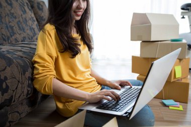 güzel Asyalı genç kadın evde dizüstü bilgisayarda çalışıyor, başlangıç online pazarlama konsepti