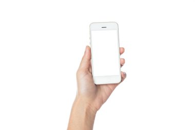 Beyaz arkaplanda kırpma yolu ile izole edilmiş boş ekran ile akıllı telefon tutan kadın