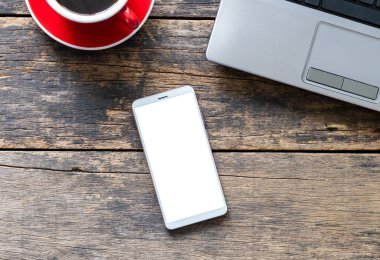 boş ekran akıllı telefon ve bilgisayar ahşap masa görünümünde. kırpma yolu ile