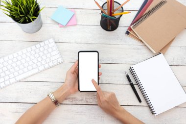 el kadını telefon kullanıyor, boş ekran akıllı telefon ve bilgisayar ahşap masa üzerinde ofis. kırpma yolu ile