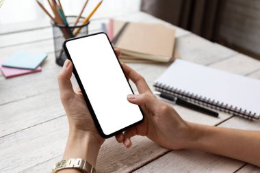 el kadını telefon kullanıyor, boş ekran akıllı telefon ve bilgisayar ahşap masa üzerinde ofis. kırpma yolu ile