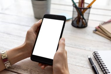 el kadını telefon kullanıyor, boş ekran akıllı telefon ve bilgisayar ahşap masa üzerinde ofis. kırpma yolu ile