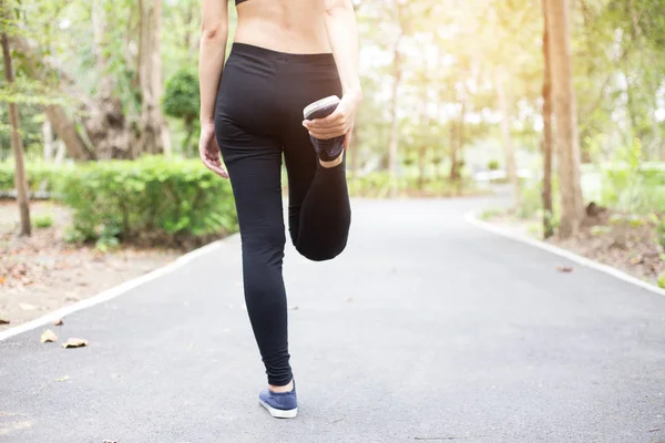 Joven Mujer Haciendo Calentamiento Antes Correr — Foto de Stock