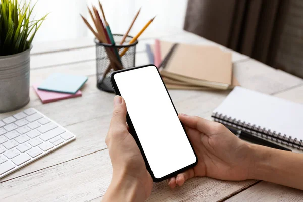 Mujer Mano Usando Teléfono Teléfono Inteligente Pantalla Vacía Computadora Mesa —  Fotos de Stock