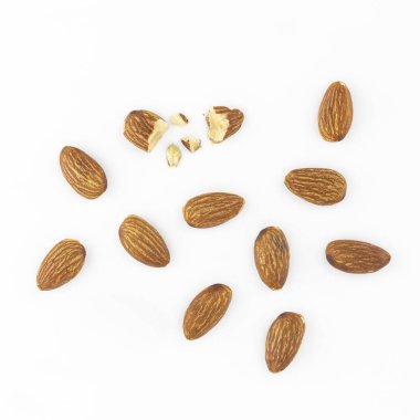 Beyaz arkaplanda izole edilmiş bademler