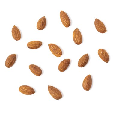 Beyaz arkaplanda izole edilmiş bademler