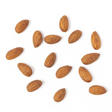 Beyaz arkaplanda izole edilmiş bademler