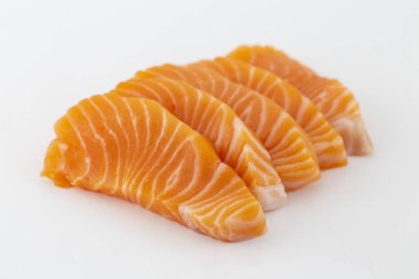 Beyaz arkaplanda soyutlanmış somon çiğ saşimi.