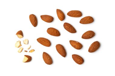 Beyaz arkaplanda izole edilmiş bademler