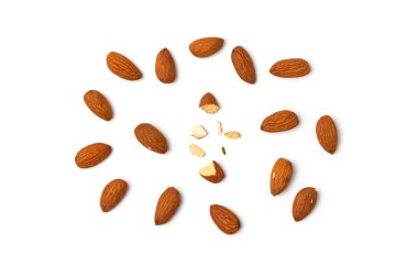 Beyaz arkaplanda izole edilmiş bademler