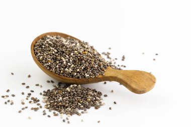 Beyaz arka planda izole edilmiş tahta kaşıkta chia tohumları