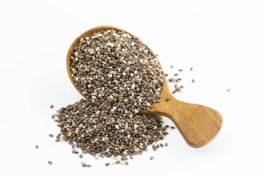 Beyaz arka planda izole edilmiş tahta kaşıkta chia tohumları