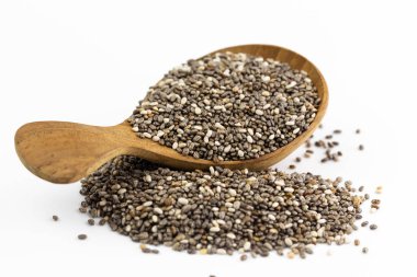 Beyaz arka planda izole edilmiş tahta kaşıkta chia tohumları