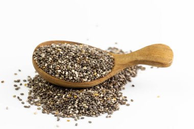 Beyaz arka planda izole edilmiş tahta kaşıkta chia tohumları